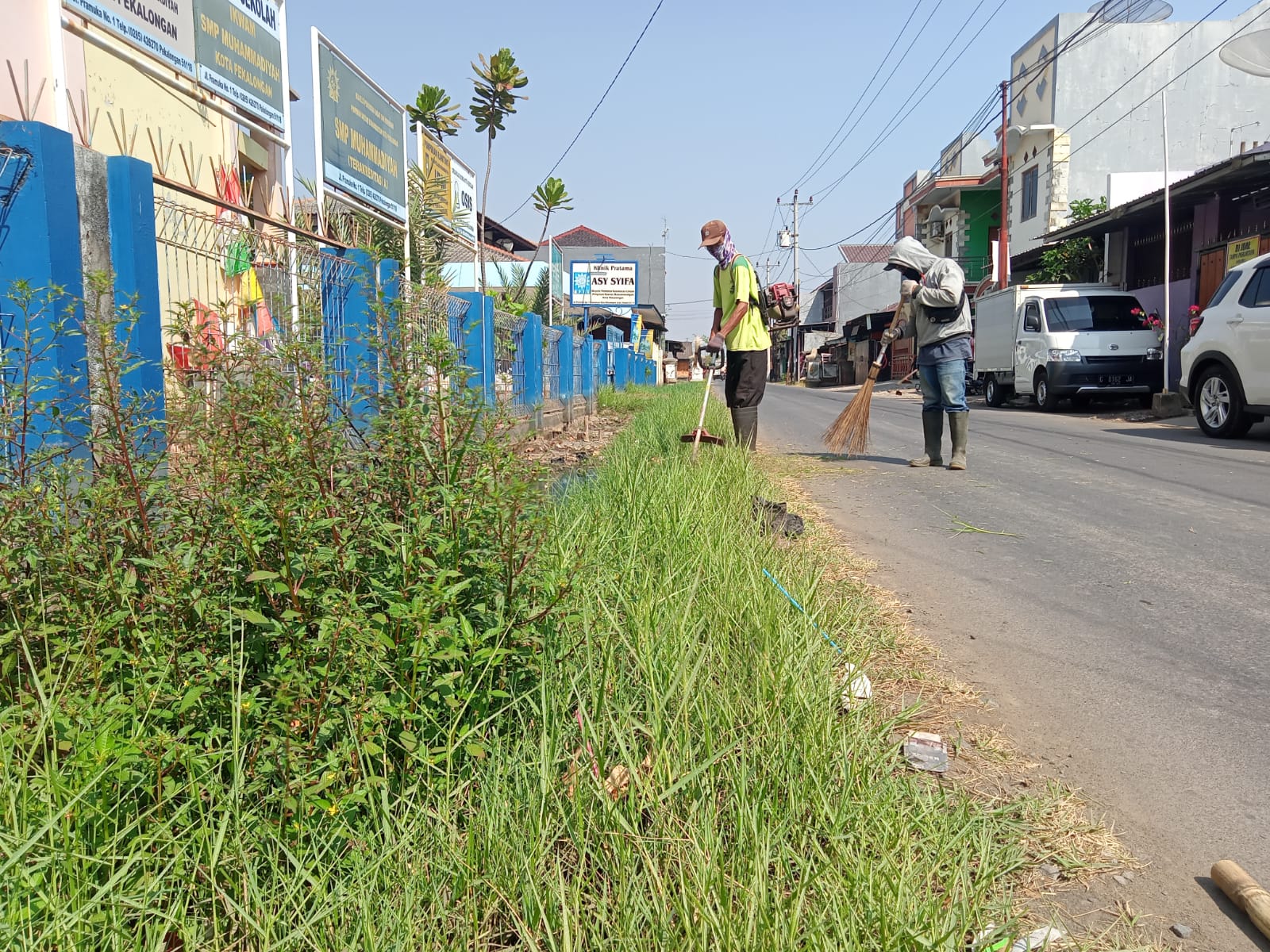 BABAT RUMPUT DI JALAN PRAMUKA