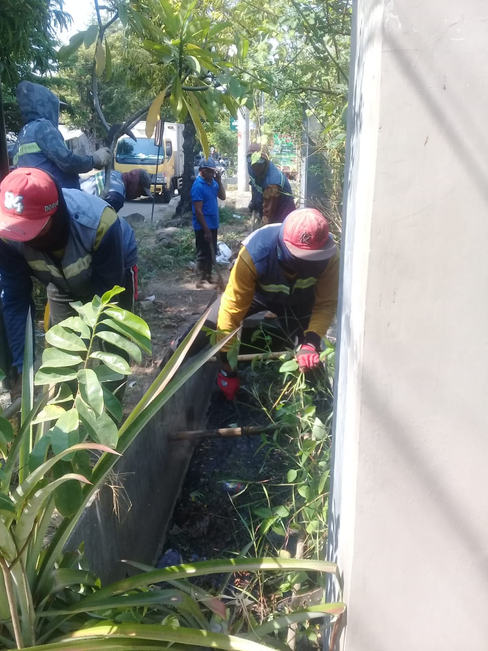 PEMBERSIHAN RUTIN SALURAN PEMATUS JALAN PROGO