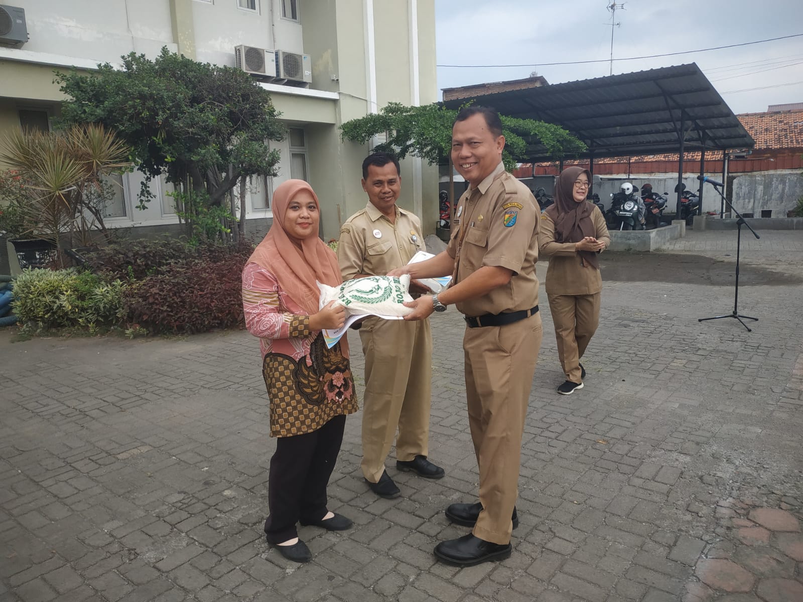 PEMBERIAN PENGHARGAAN KEPADA PEGAWAI TERBAIK EDISI AGUSTUS 2023