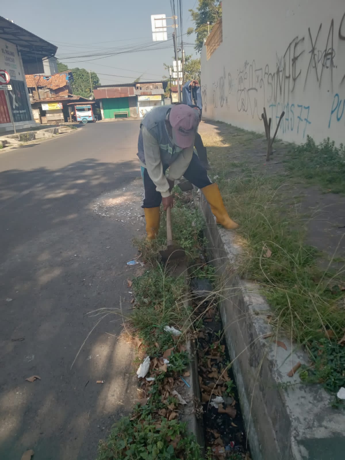 PEMBERSIHAN SALURAN PEMATUS JALAN JERUK
