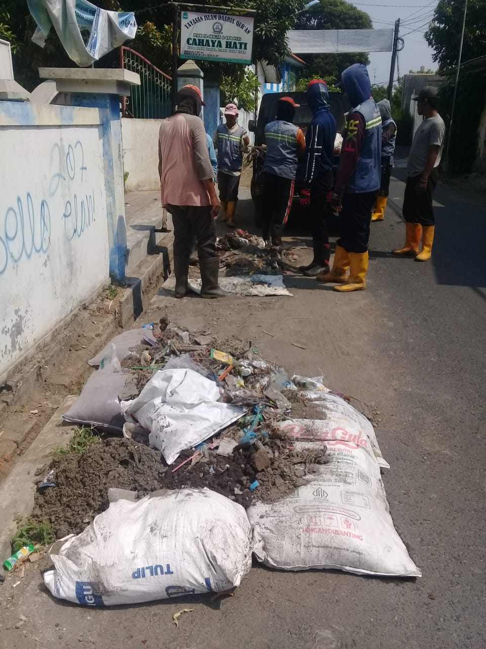 PEMBERSIHAN SALURAN PEMATUS JALAN SEMARANG DAN SINGKARAK