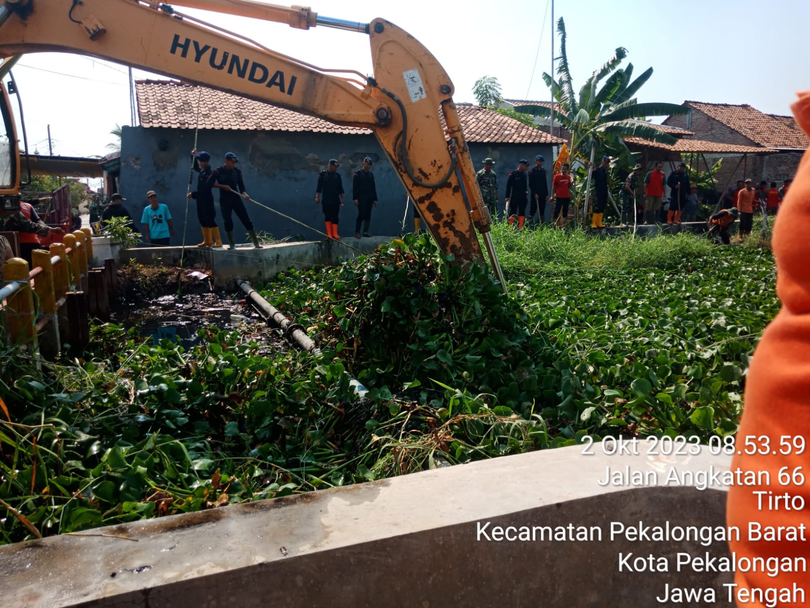 KERJA BAKTI DI SUNGAI BREMI JALAN ANGKATAN 66