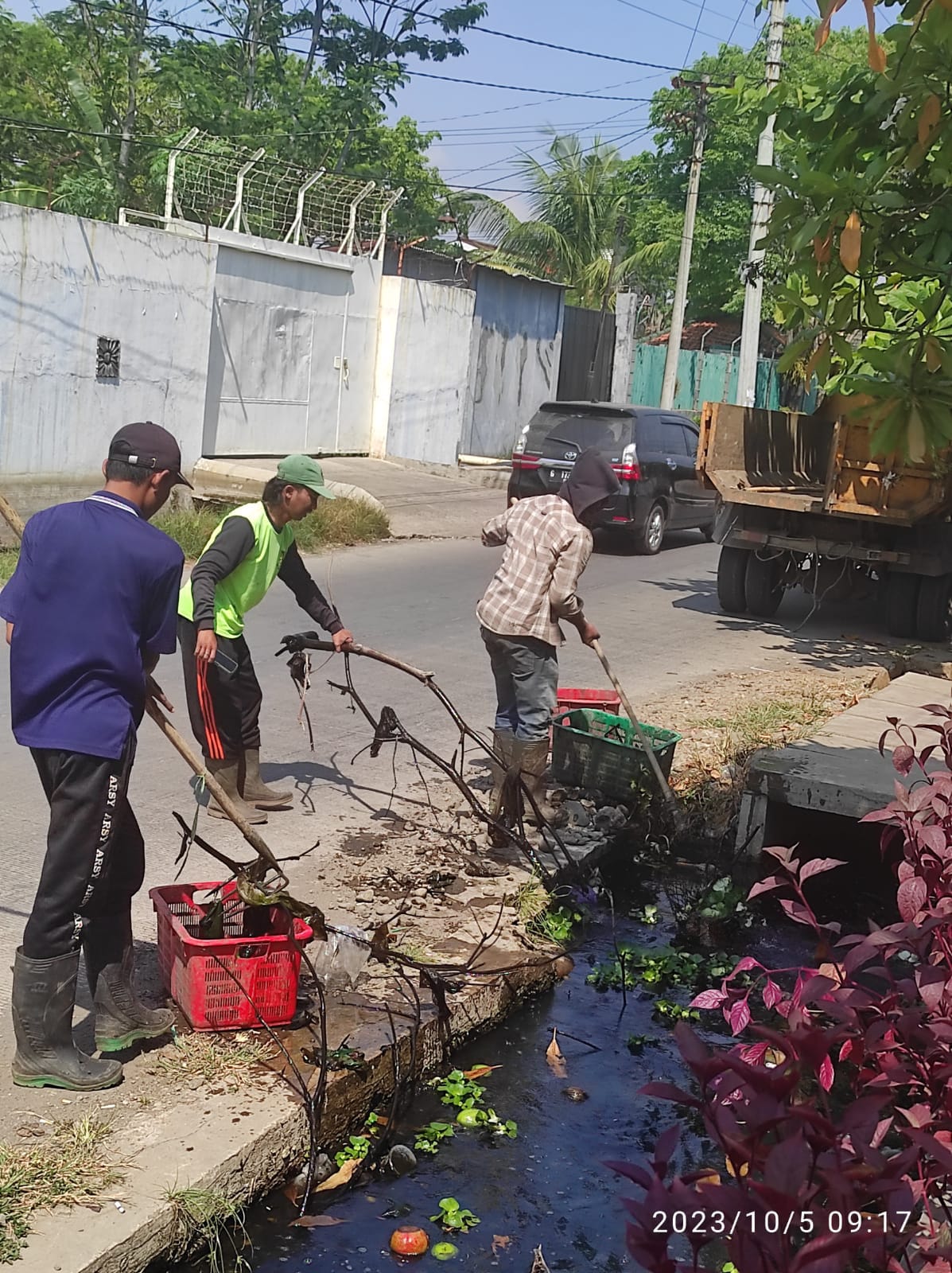 MEMBERSIHKAN SALURAN JALAN PATRIOT