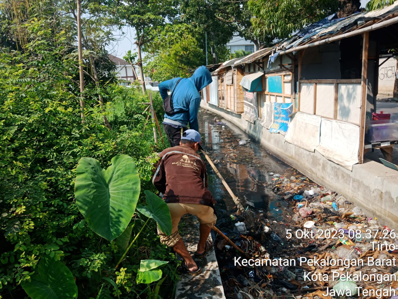 PEMBERSIHAN SALURAN PODOTIMUR JALAN AHMAD DAHLAN