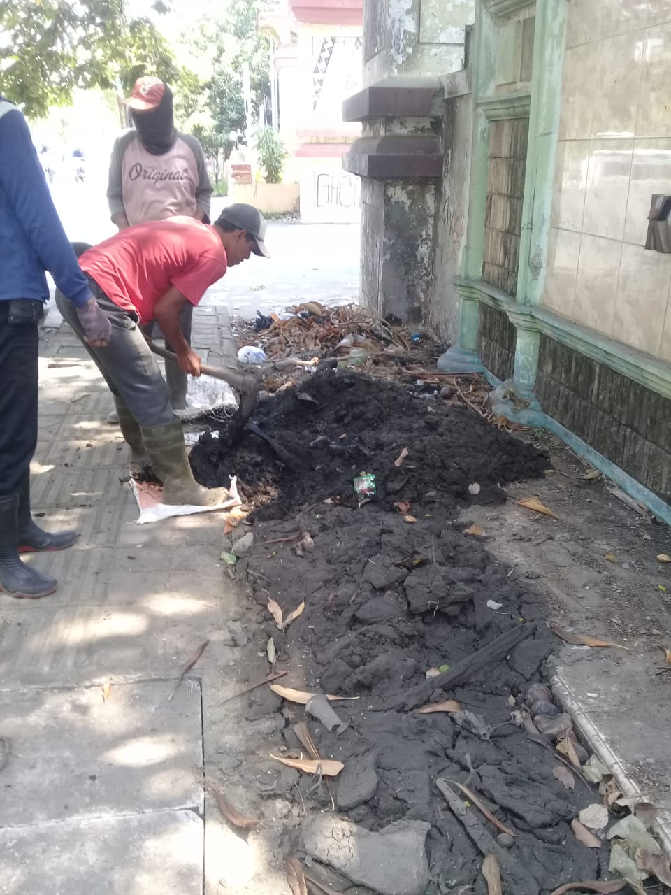 PEMBERSIHAN SALURAN PEMATUS JALAN SINGKARAK DAN PERINTIS KEMERDEKAAN