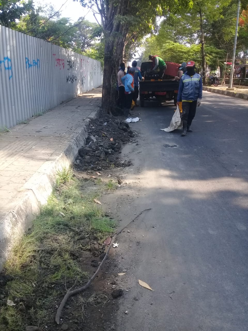 PEMBERSIHAN SALURAN PEMATUS JALAN PERINTIS KEMERDEKAAN