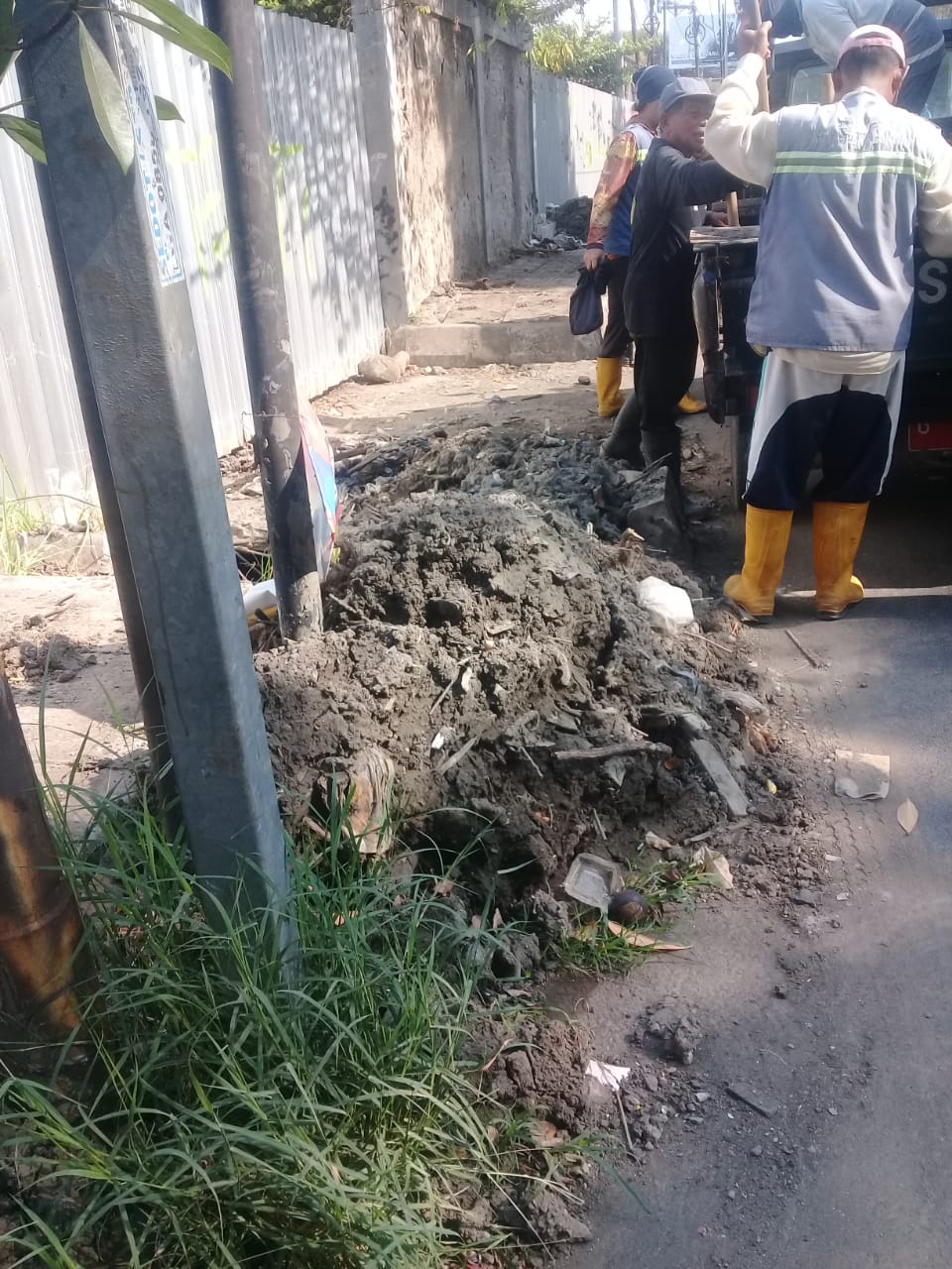 PEMBERSIHAN SALURAN PEMATUS JALAN PERINTIS KEMERDEKAAN