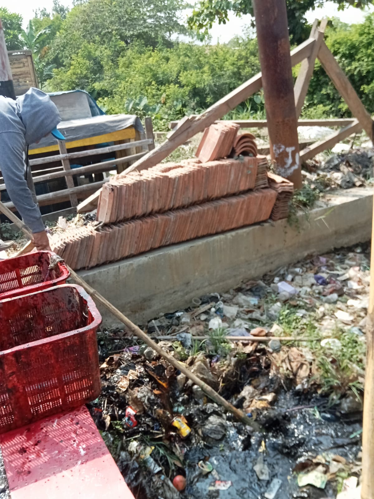 PEMBERSIHAN SALURAN JALAN AHMAD DAHLAN