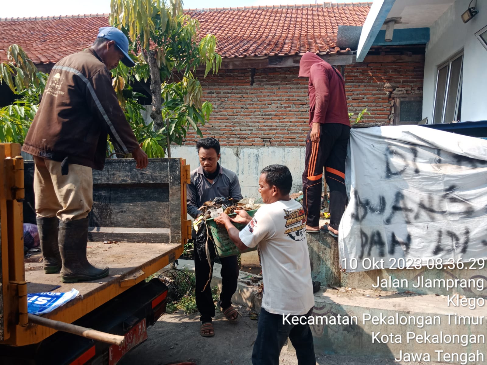 PEMBERSIHAN SALURAN JALAN SERUNI