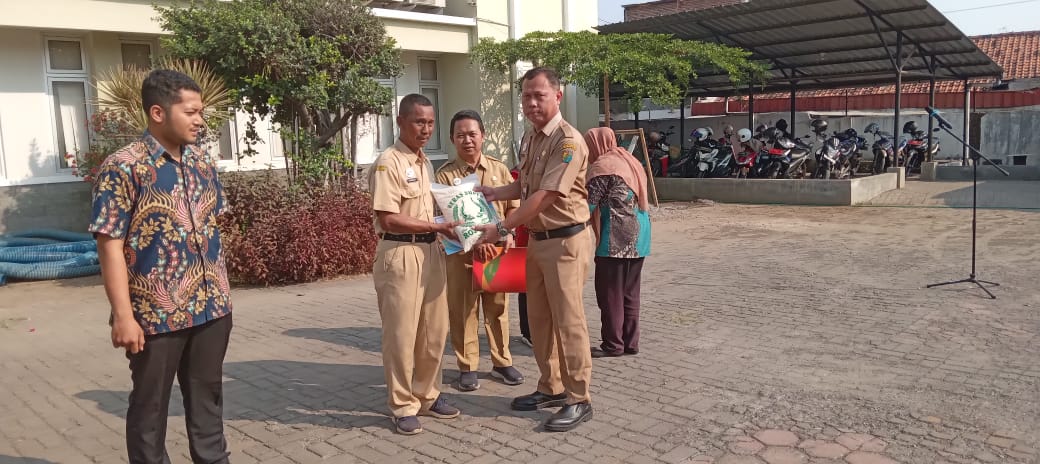 PEMBERIAN PENGHARGAAN KEPADA PEGAWAI TERBAIK EDISI SEPTEMBER 2023