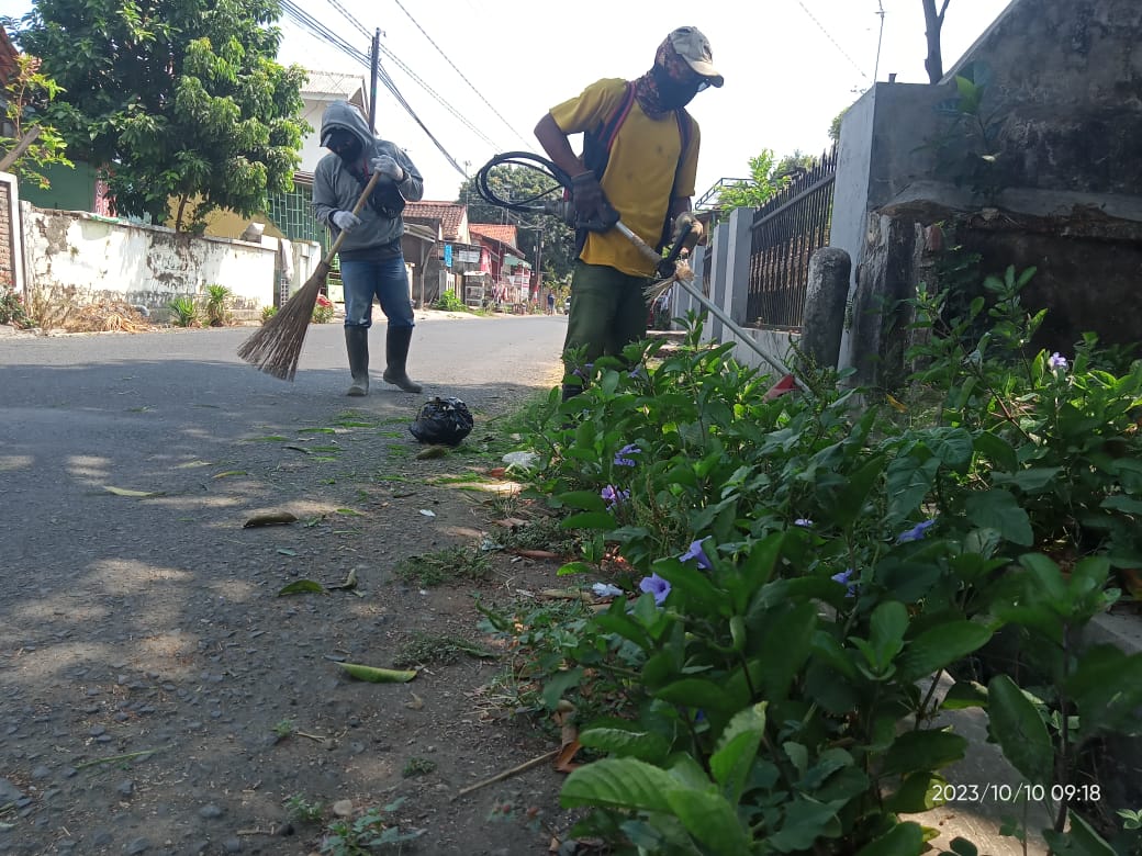 BABAT RUMPUT DI JALAN YUDA BAKTI