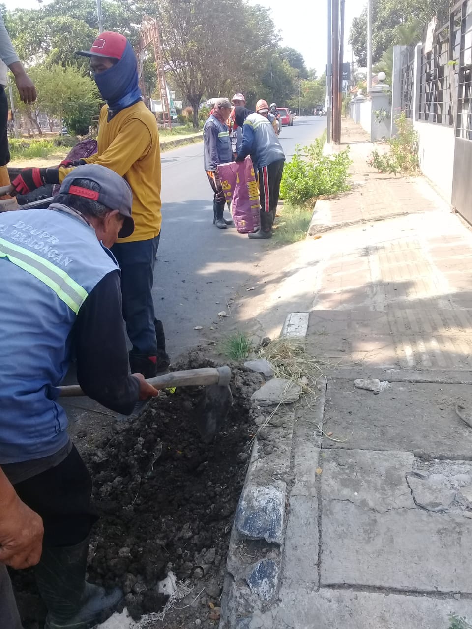 PEMBERSIHAN SALURAN PEMATUS JALAN PERINTIS KEMERDEKAAN