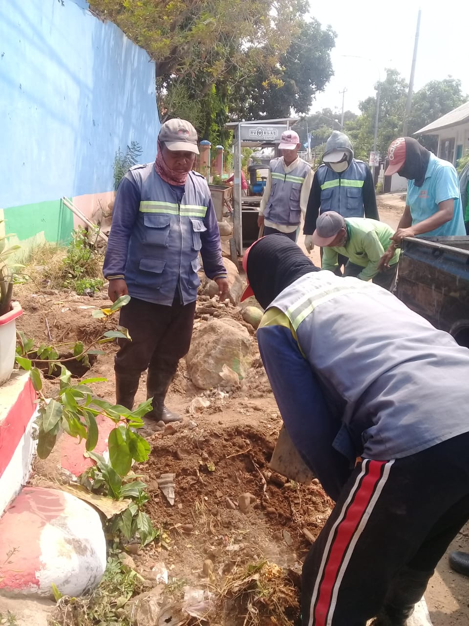 PEMBERSIHAN SALURAN PEMATUS JALAN PERINTIS KEMERDEKAAN DAN RAJAWALI