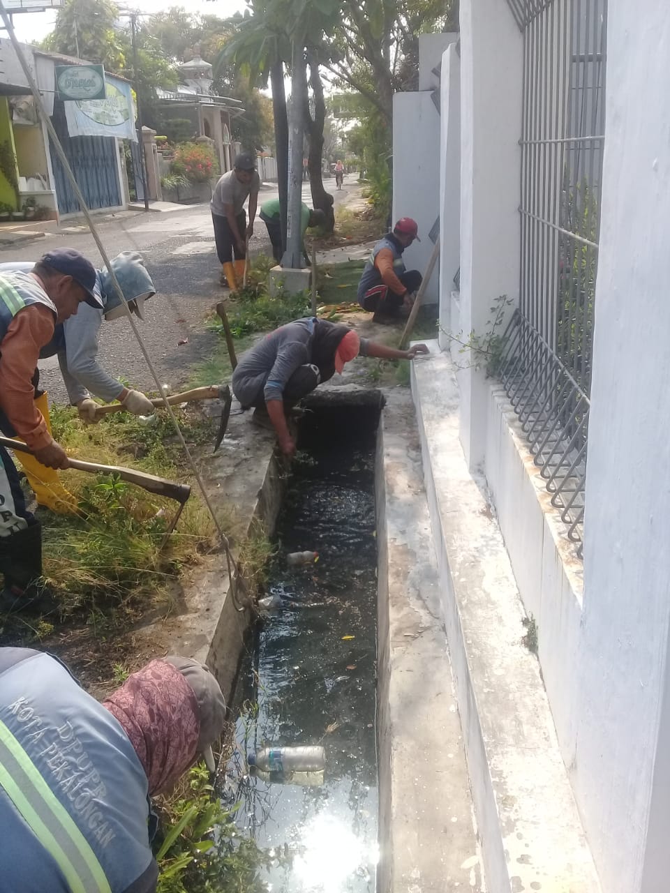 PEMBERSIHAN SALURAN PEMATUS JALAN KENANGA