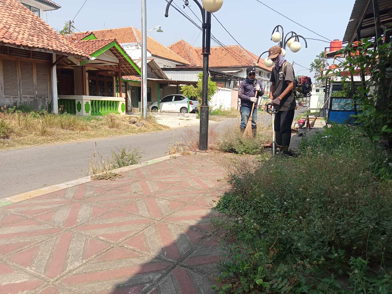 BABAT RUMPUT DI JALAN RAJAWALI UTARA