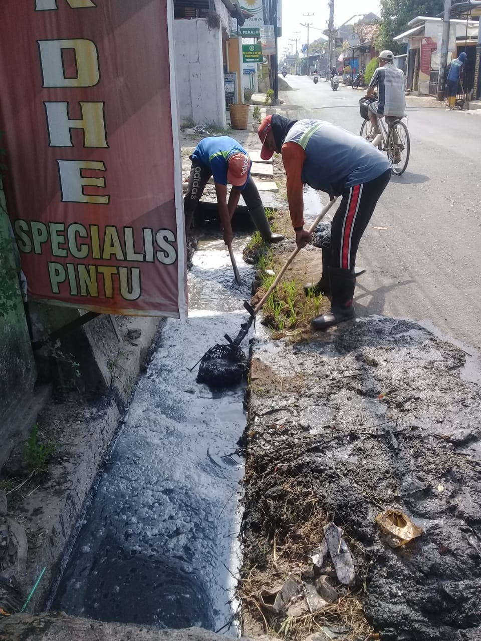 PEMBERSIHAN SALURAN PEMATUS JALAN KARYA BAKTI