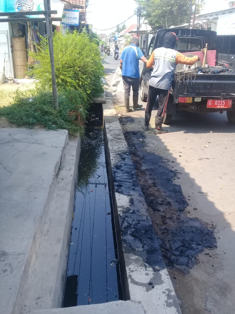 PEMBERSIHAN RUTIN SALURAN PEMATUS JALAN KARYA BAKTI