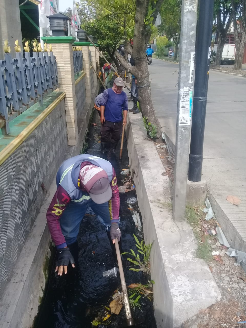 PEMBERSIHAN SALURAN PEMATUS JALAN BINAGRIYA RAYA