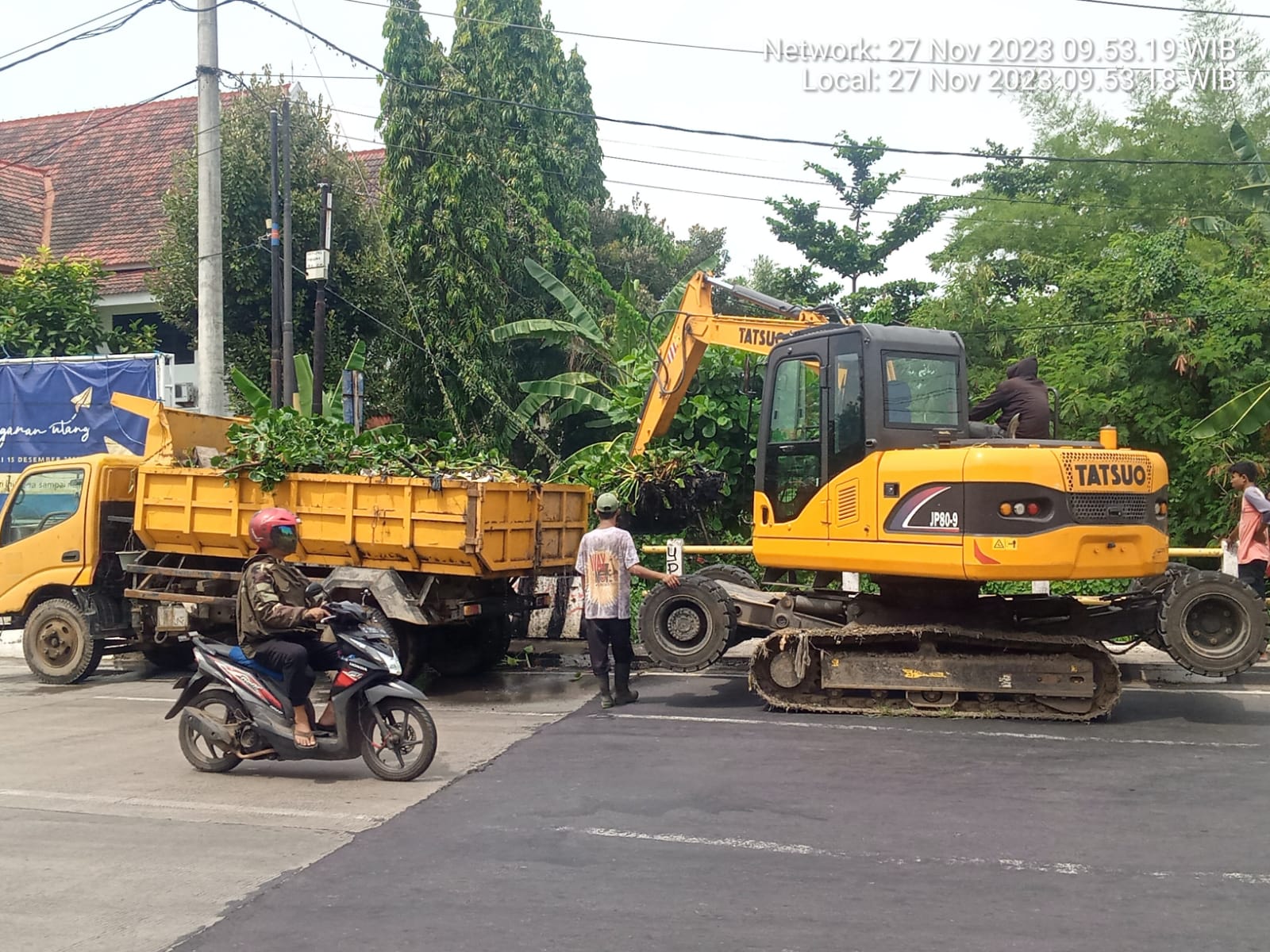 PEMBERSIHAN ENCENG GONDOK DI JALAN SLAMET
