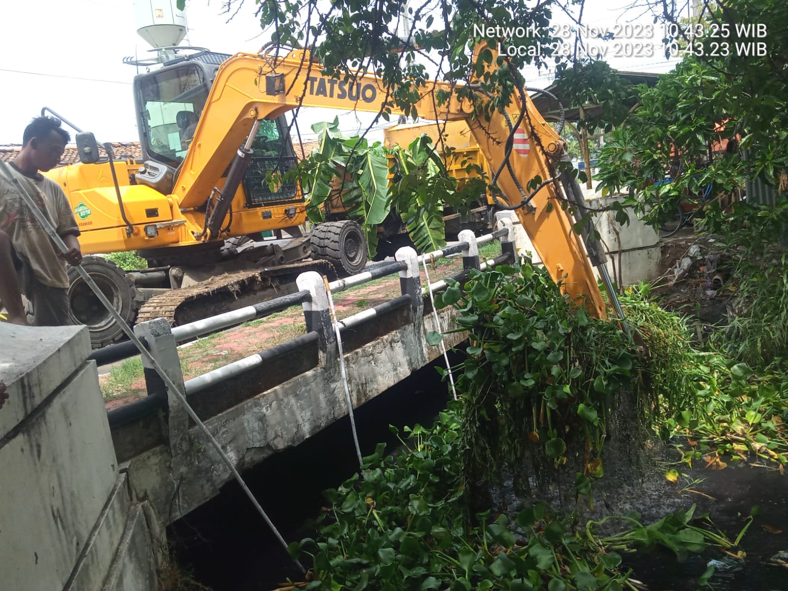 PEMBERSIHAN ENCENG GONDOK SALURAN ASEMBINATUR