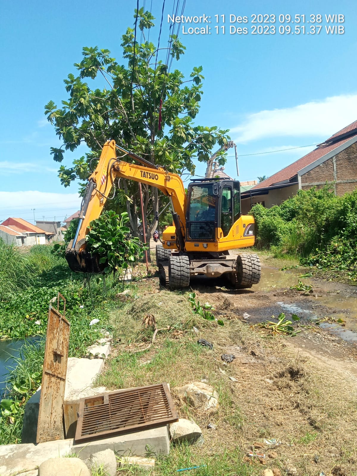 PEMBERSIHAN SAMPAH DI SALURAN LARANGAN KURIPAN DAN SALURAN ASEMBINATUR
