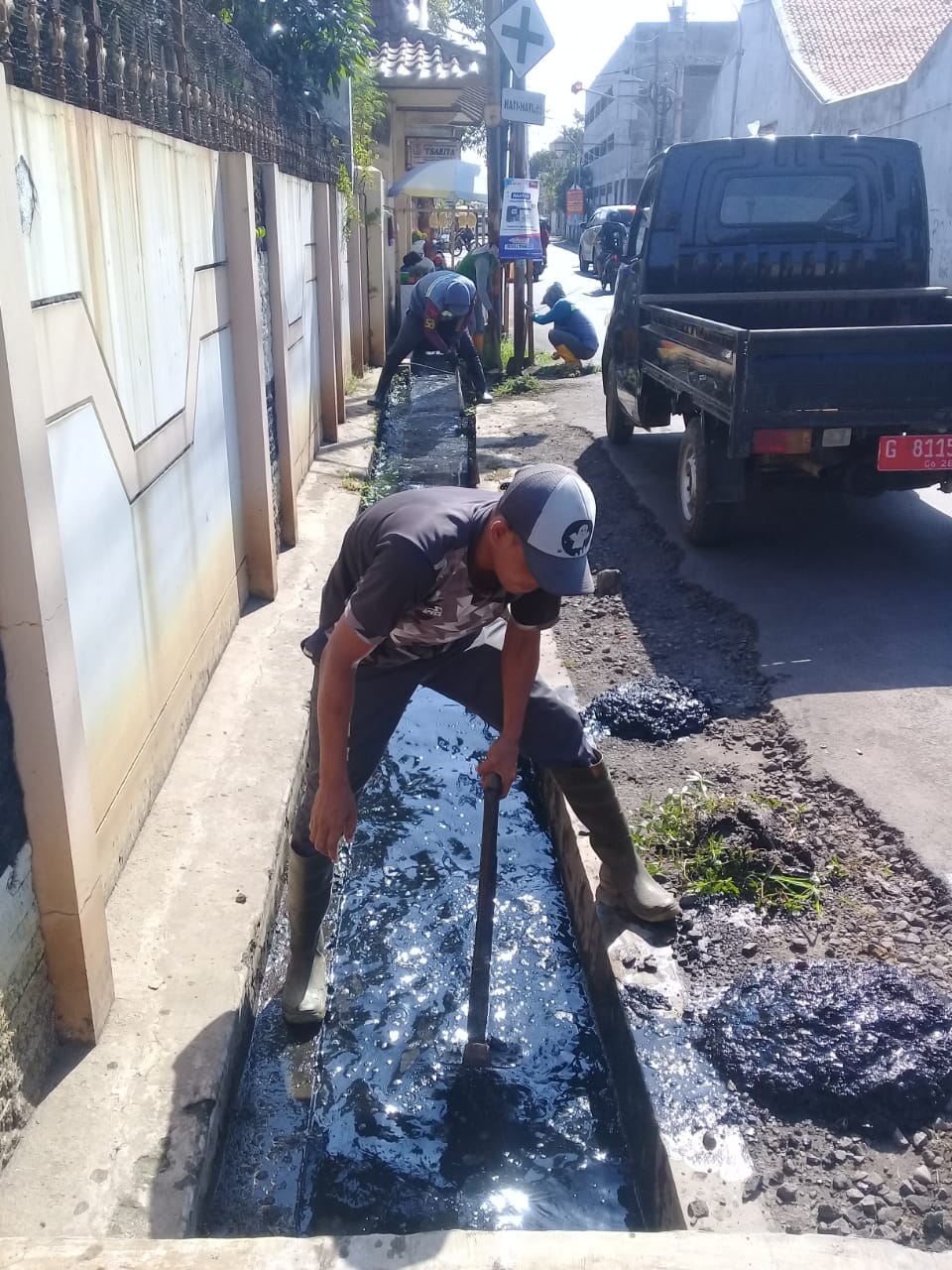 PEMBERSIHAN SALURAN PEMATUS JALAN SEMARANG