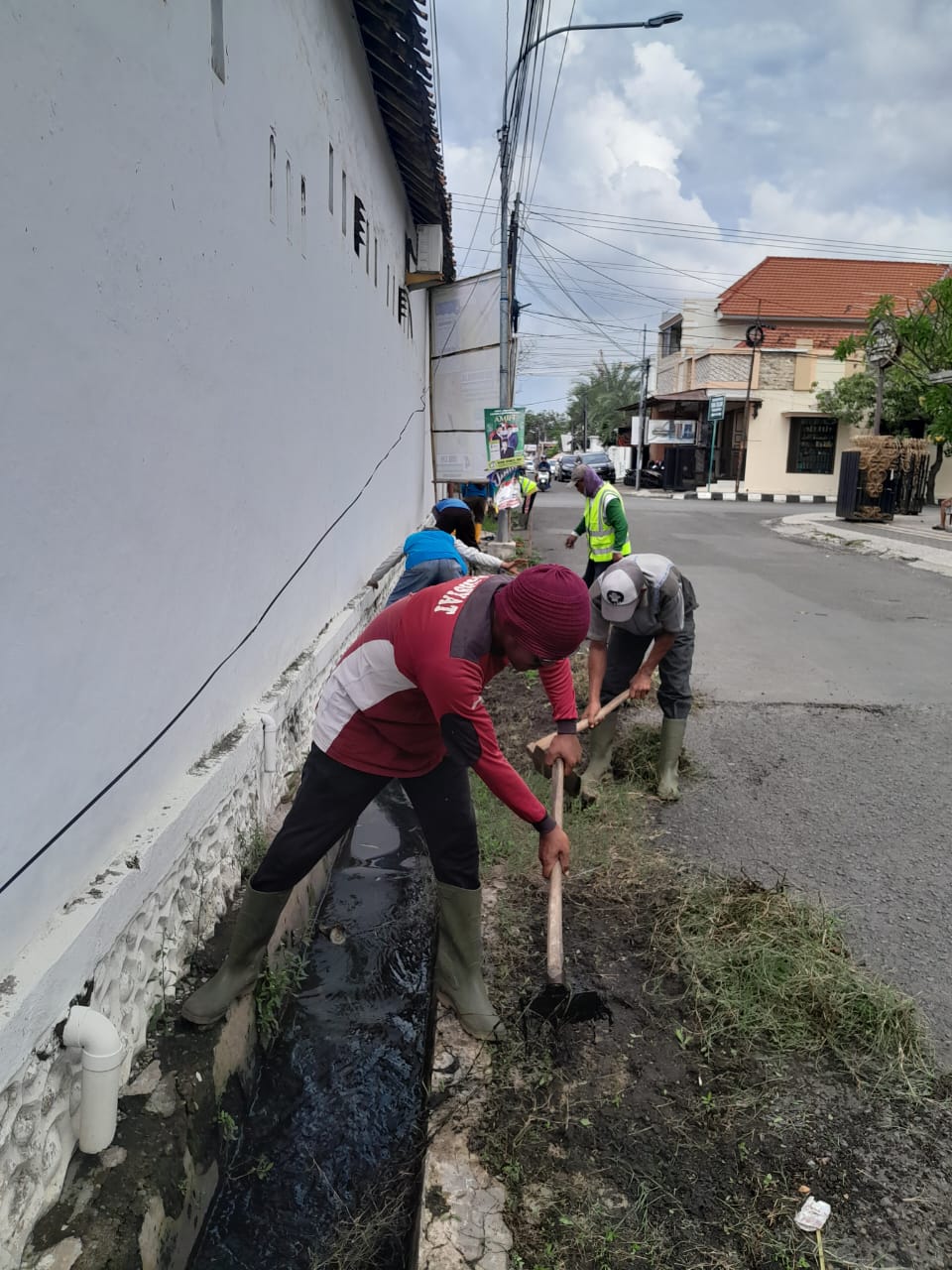 PEMBERSIHAN RUTIN SALURAN PEMATUS JALAN KENANGA