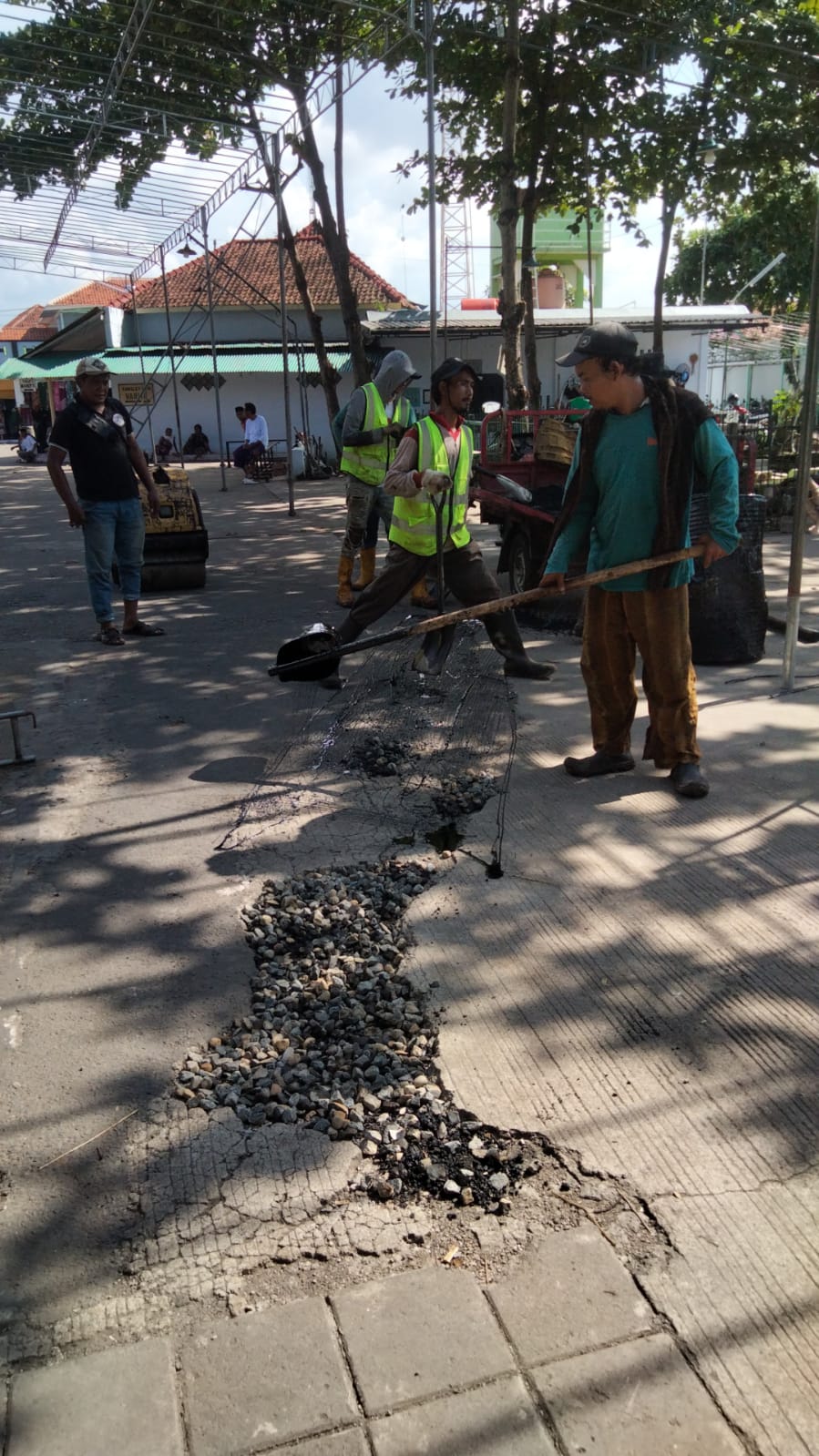 PERBAIKAN RUTIN JALAN MADURA DAN PERINTIS KEMERDEKAAN