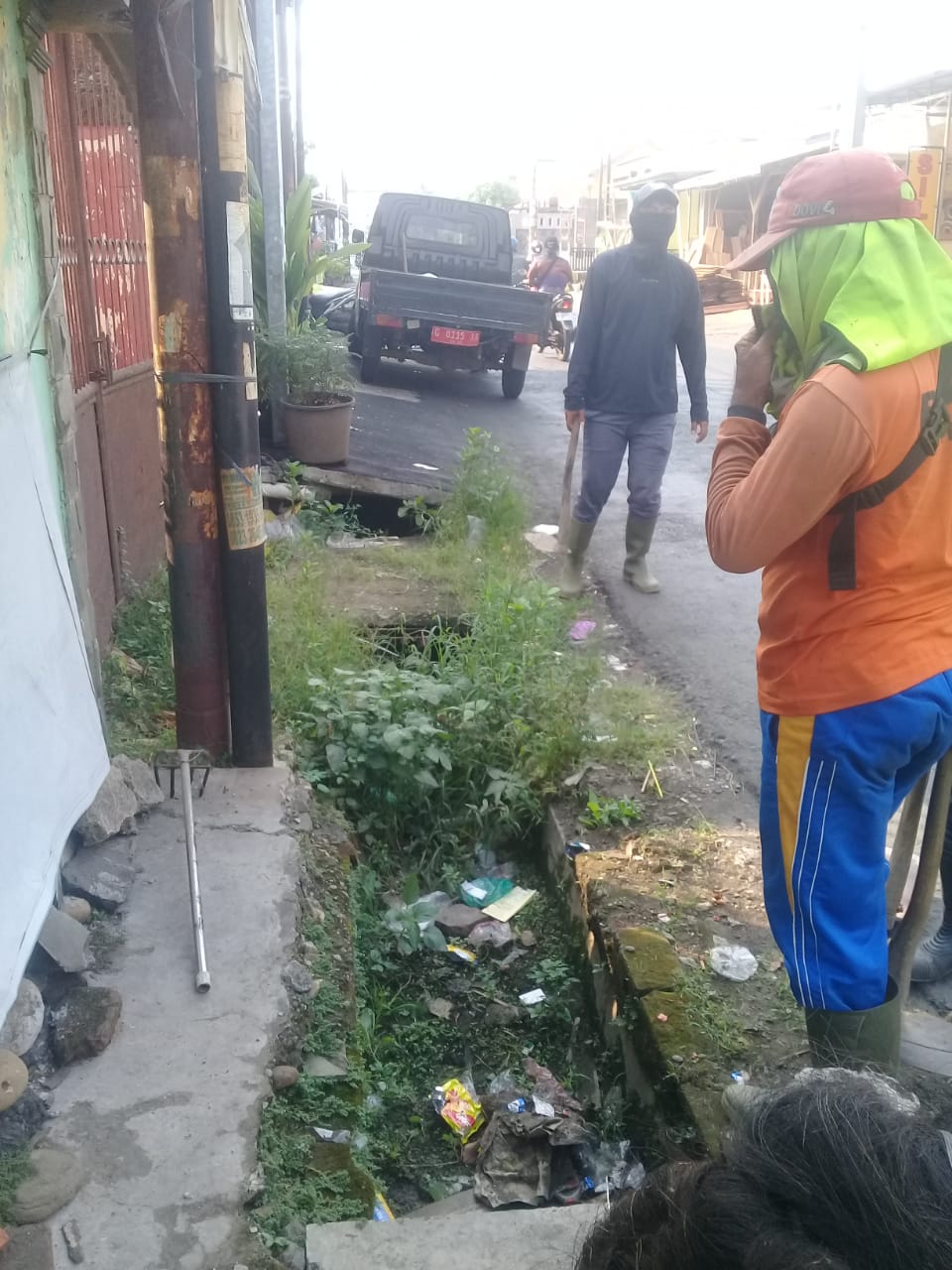 PEMBERSIHAN SALURAN PEMATUS JALAN KARYA BAKTI 