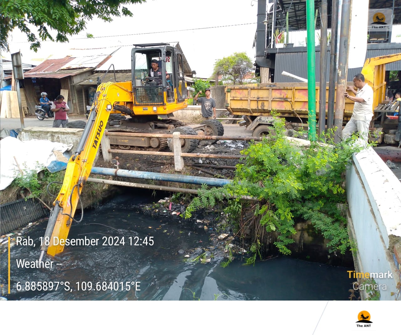 PEMBERSIHAN SALURAN DI 5 TITIK KOTA PEKALONGAN